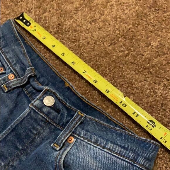 Levi Strauss high rise denim cuffed shorts. Size 28 - Picture 2 of 9